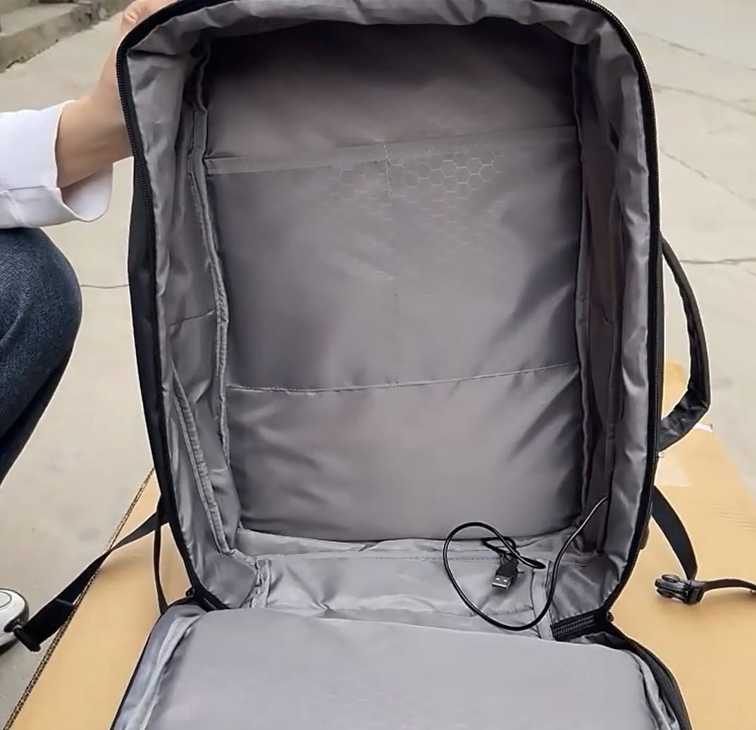 Mochila Expandible Multifuncional: Versatilidad y Estilo en Cada Paso" Protege tu laptop y lleva todo lo que necesitas con su diseño elegante y discreto. Amplía su capacidad al instante, perfecta para el trabajo y el ocio.