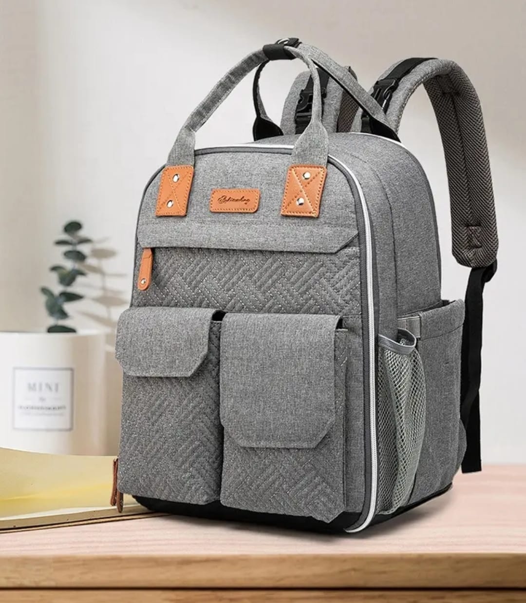 La mochila multifuncional para pañales de bebé, la solución perfecta para mamás modernas. Con su gran capacidad de almacenamiento, podrás llevar todo lo necesario para tu recién nacido sin complicaciones.